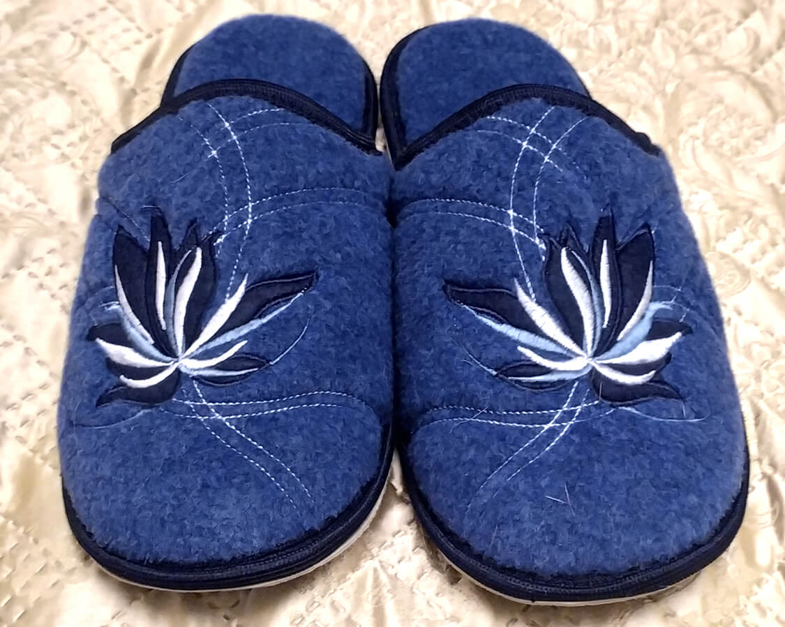 Aroma Felt Slippers Size 6-9 Blue